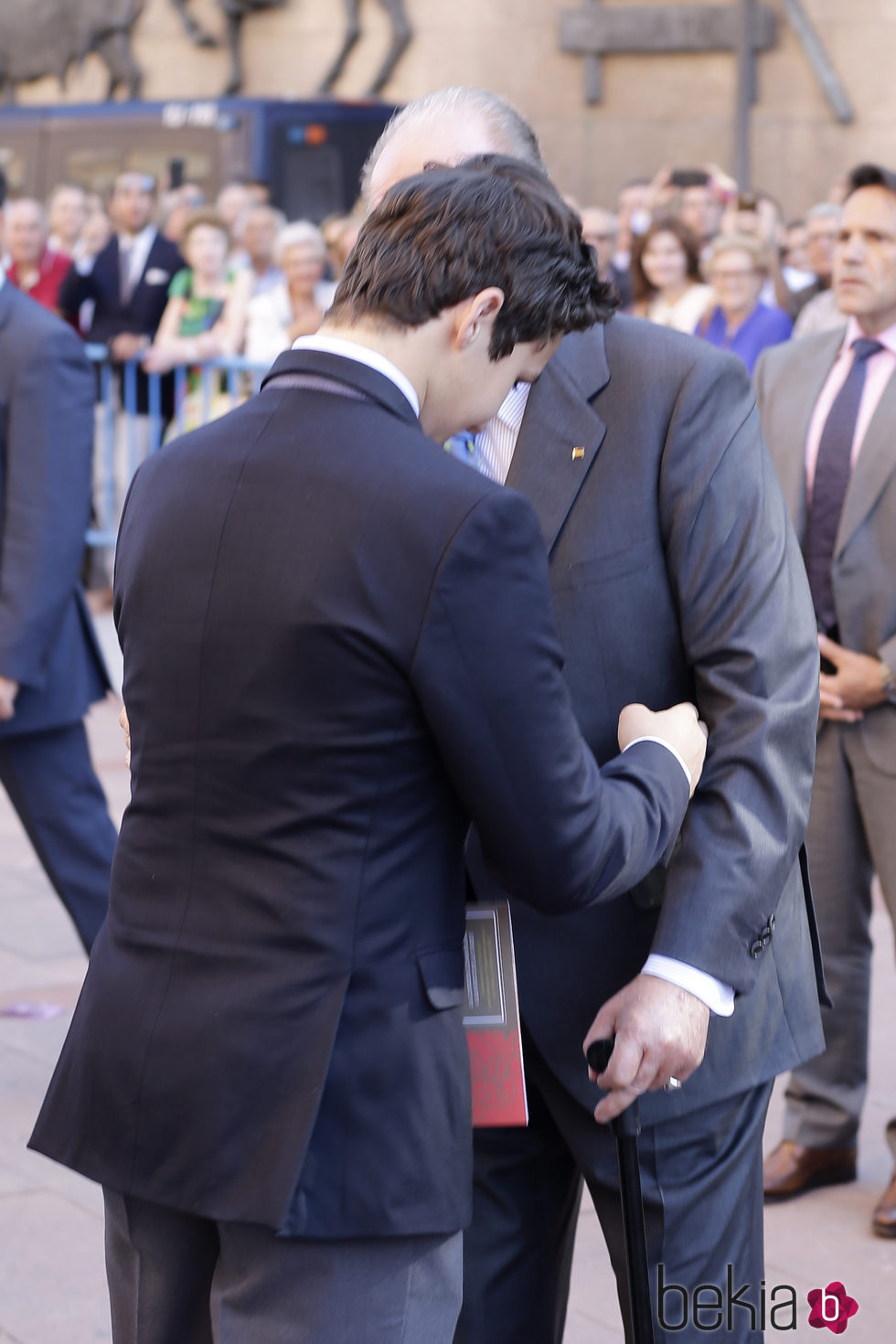 Froilán abraza al Rey Juan Carlos en la corrida de la Beneficencia 2016