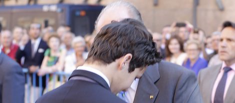 Froilán abraza al Rey Juan Carlos en la corrida de la Beneficencia 2016