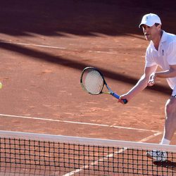 Hugh Grant jugando al tenis en Marbella