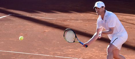 Hugh Grant jugando al tenis en Marbella