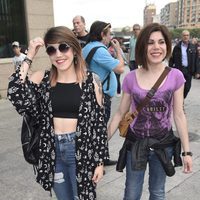 Angy Fernández y su hermana durante la gira 'One on one'  de PaulMcCartney en Madrid