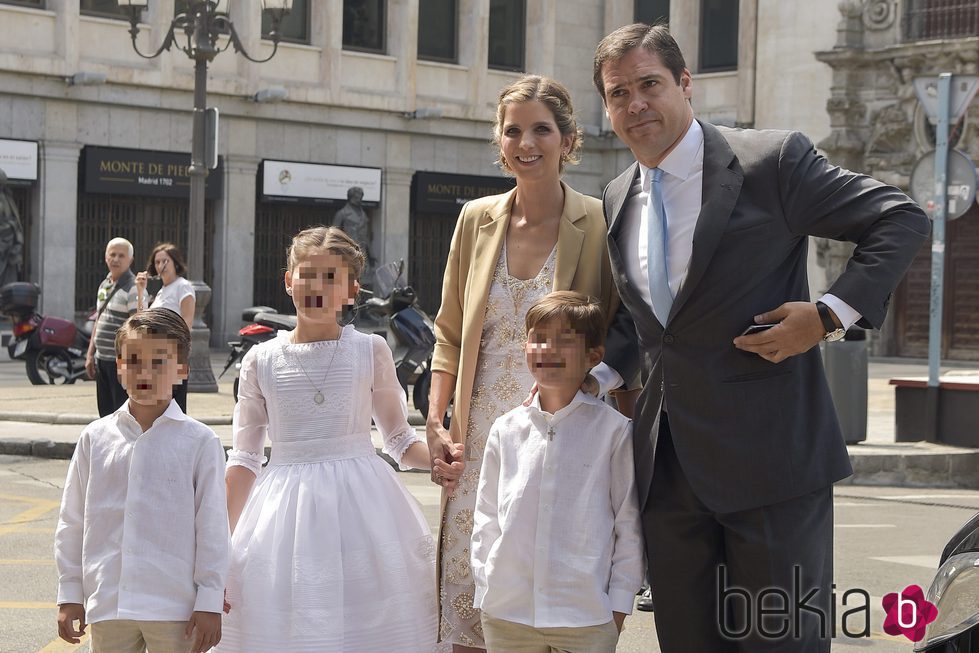 Luis Alfonso de Borbón y Margarita Vargas junto a sus hijos en la comunión de Eugenia en Madrid