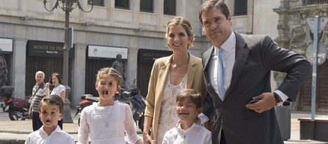 Luis Alfonso de Borbón y Margarita Vargas junto a sus hijos en la comunión de Eugenia en Madrid