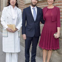 Carmen Martínez Bordiú con Benjamin Rouget y Cynthia Rossi durante la comunión de Eugenia de Borbón en Madrid