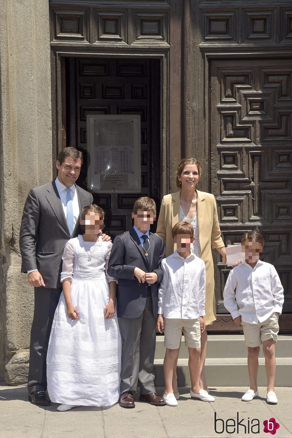 Luis Alfonso de Borbón y Margarita Vargas junto a sus hijos en la comunión de Eugenia de Borbón en Madrid