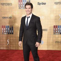 Adam DeVine en la alfombra roja de los Guys Choice 2016