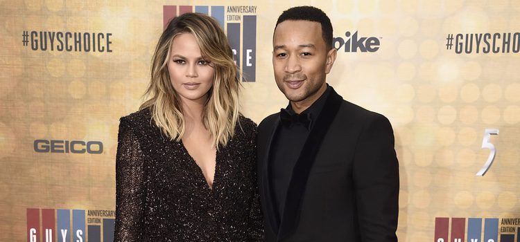 Chrissy Teigen y John Legend en la alfombra roja de los Guys Choice 2016