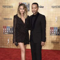 Chrissy Teigen y John Legend en la alfombra roja de los Guys Choice 2016