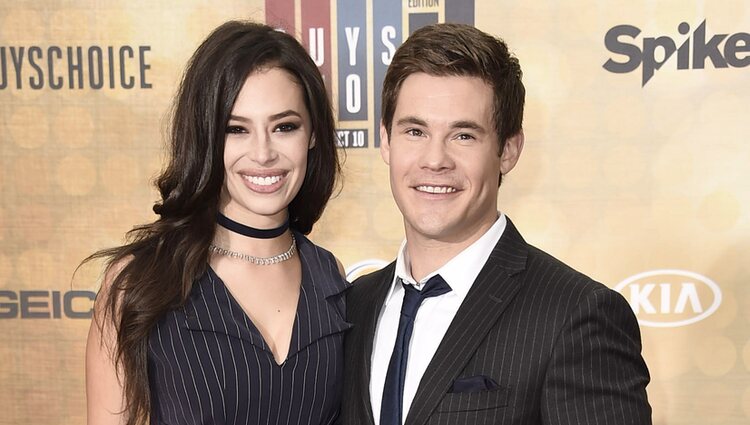 Chloe Bridges y Adam DeVine en la alfombra roja de los Guys Choice 2016