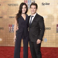 Chloe Bridges y Adam DeVine en la alfombra roja de los Guys Choice 2016