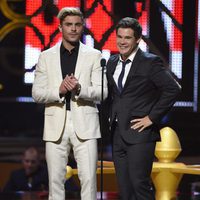 Zac Efron y Adam Devine en la gala de los Guys Choice 2016