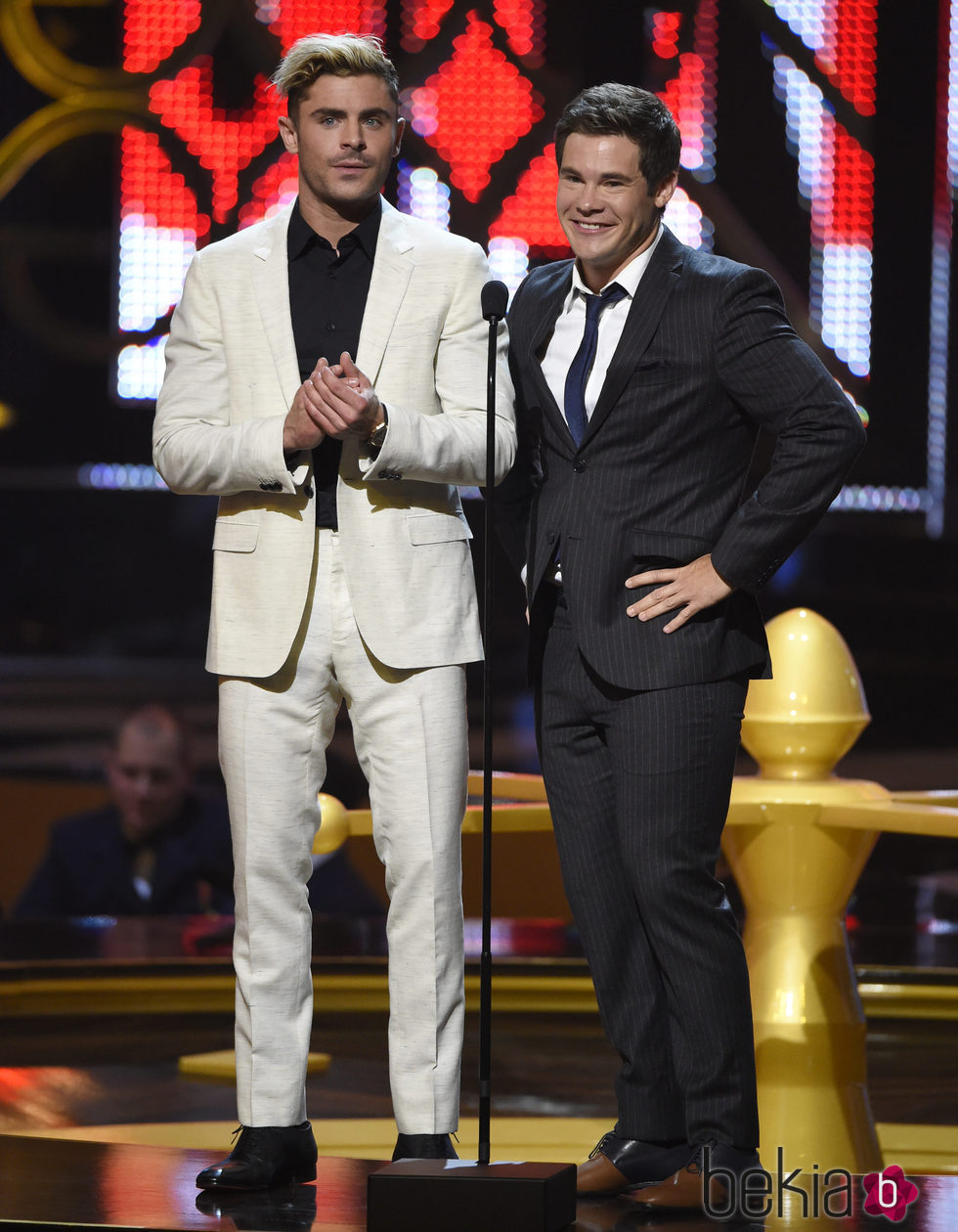 Zac Efron y Adam Devine en la gala de los Guys Choice 2016