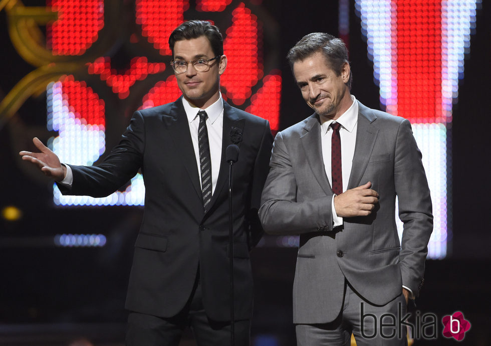 Matt Bomer y Dermot Mulroney en la gala de los Guys Choice 2016