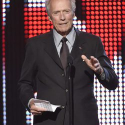 Clint Eastwood presentando en la gala de los Guys Choice 2016