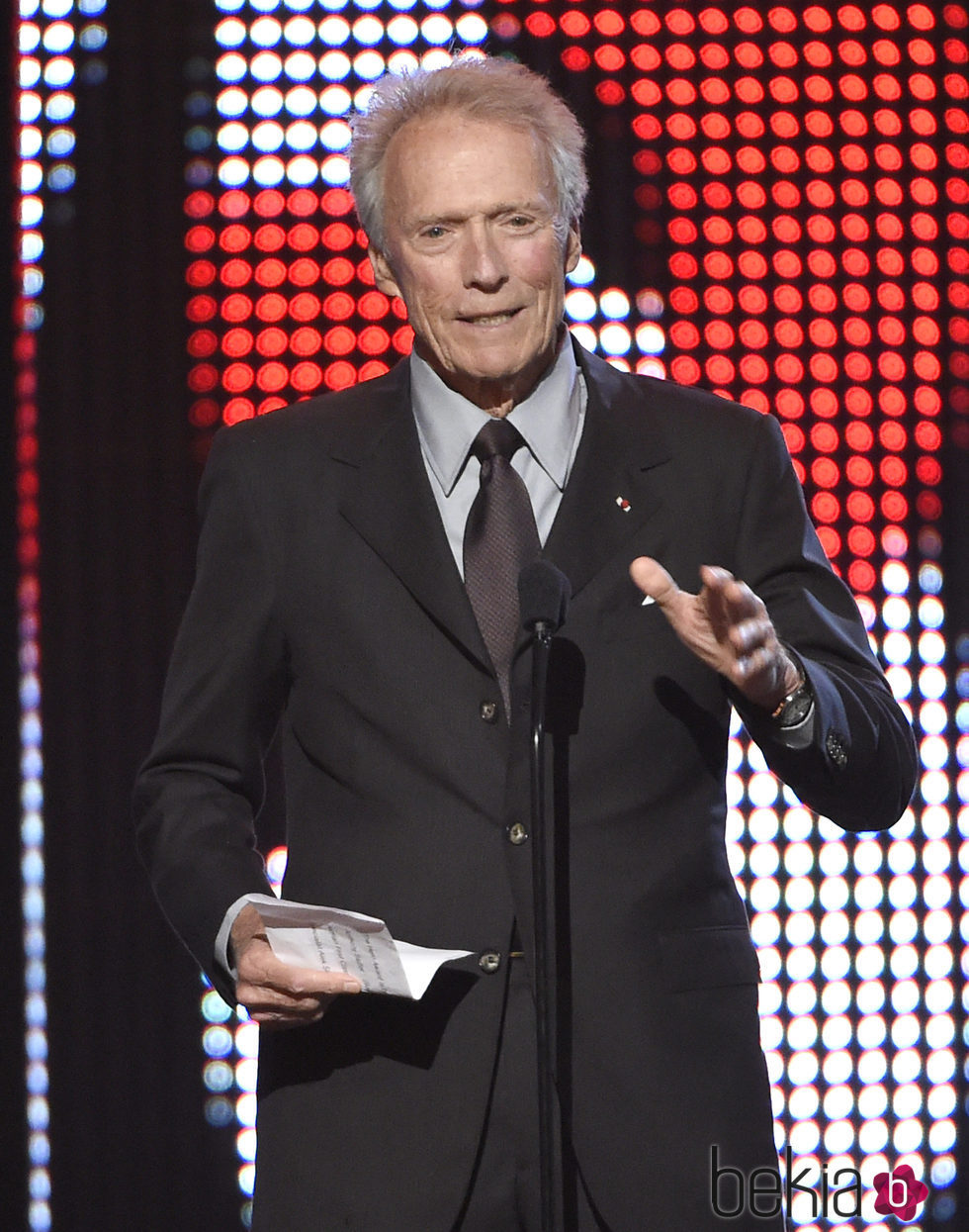 Clint Eastwood presentando en la gala de los Guys Choice 2016