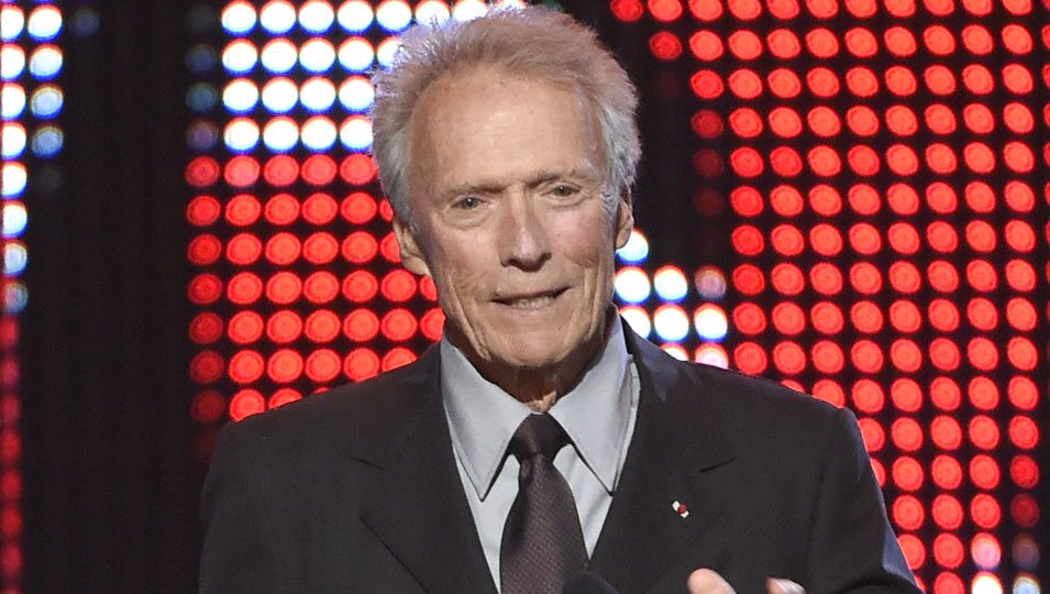 Clint Eastwood presentando en la gala de los Guys Choice 2016