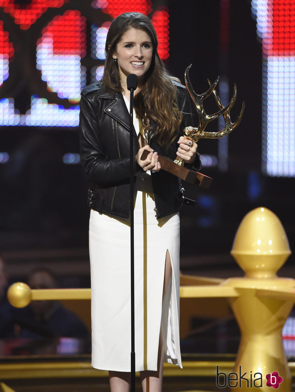 Anna Kendrick galardonada en la gala de los Guys Choice 2016