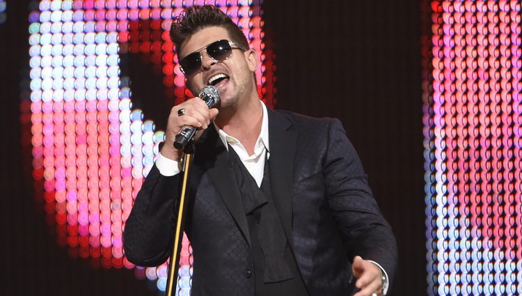 Robin Thicke en la gala de los Guys Choice 2016