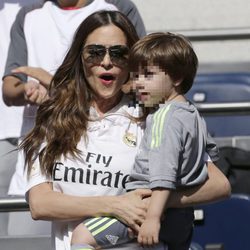 Romina Belluscio con su hijo Enzo en el partido Corazón Classic Match 2016