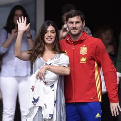 Iker Casillas y Sara Carbonero saludando en la presentación de su hijo Lucas