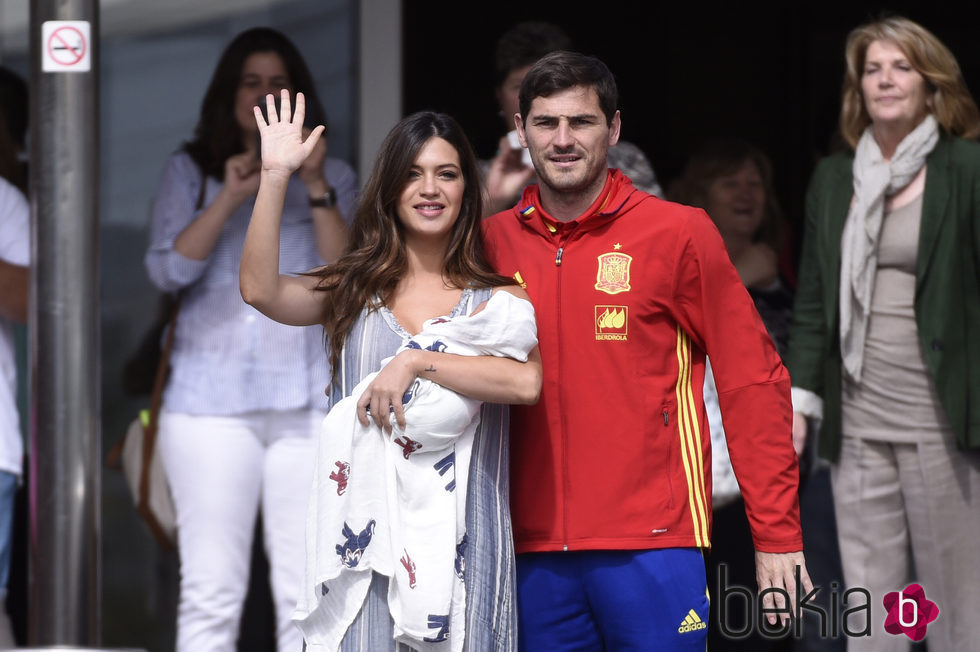 Iker Casillas y Sara Carbonero saludando en la presentación de su hijo Lucas