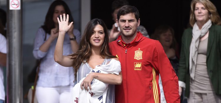 Iker Casillas y Sara Carbonero saludando en la presentación de su hijo Lucas