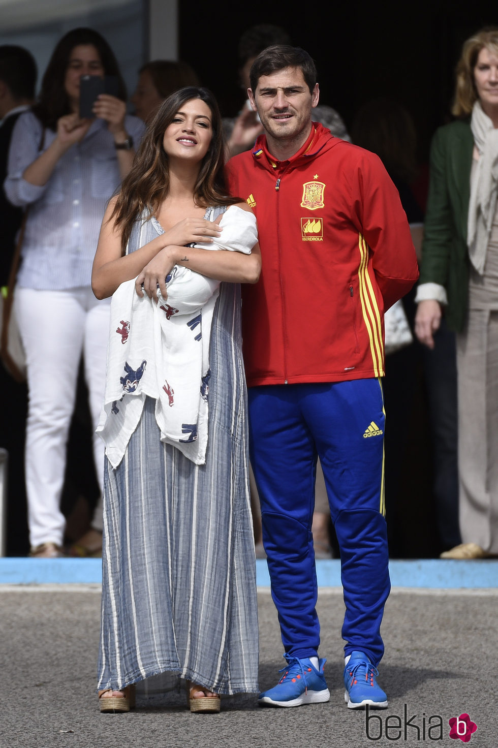 Iker Casillas y Sara Carbonero con su hijo Lucas a la salida de la Clínica Ruber