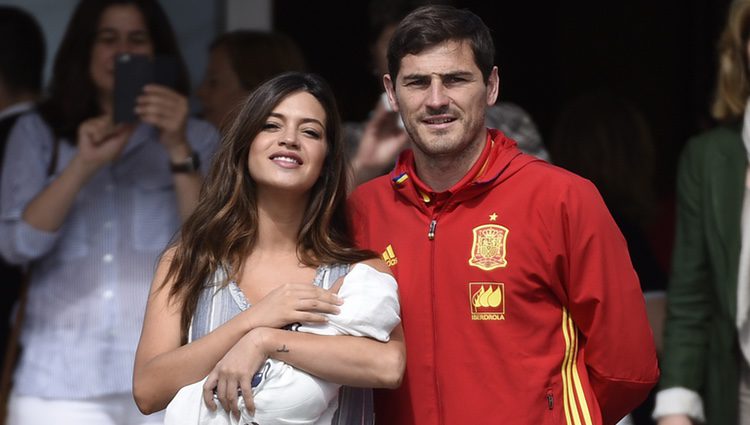 Iker Casillas y Sara Carbonero con su hijo Lucas a la salida de la Clínica Ruber