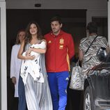 Iker Casillas y Sara Carbonero a su salida del hospital con su hijo Lucas