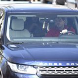 Iker Casillas conduciendo y Sara Carbonero con su hijo Lucas en la parte trasera del coche