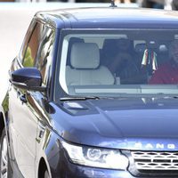 Iker Casillas conduciendo y Sara Carbonero con su hijo Lucas en la parte trasera del coche