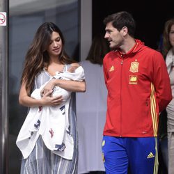 Sara Carbonero mira a su hijo Lucas acompañada de Iker Casillas en su salida del hospital