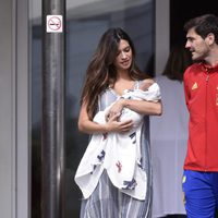 Sara Carbonero mira a su hijo Lucas acompañada de Iker Casillas en su salida del hospital