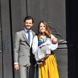 Los Príncipes Carlos Felipe y Sofia con su hijo Alejandro el Día Nacional de Suecia 2016