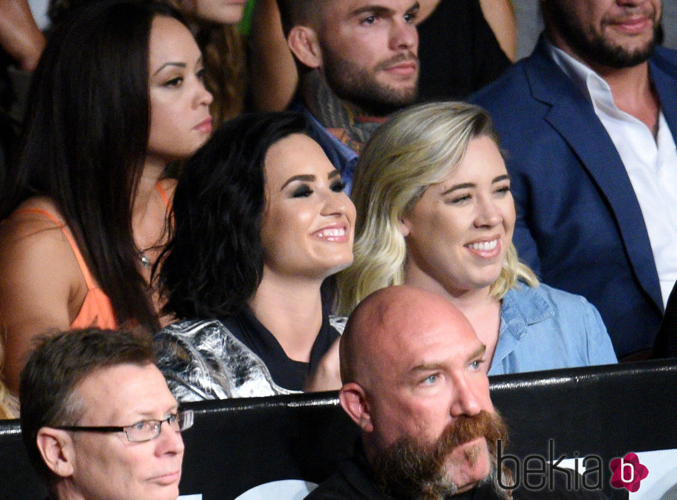 Demi Lovato disfrutando en el UFC 199 de Los Ángeles