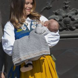 Sofia Hellqvist con su hijo el Príncipe Alejandro en brazos el Día Nacional de Suecia 2016