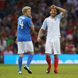 Louis Tomlinson y Niall Horan participando en el 'Soccer Aid' en Old Trafford