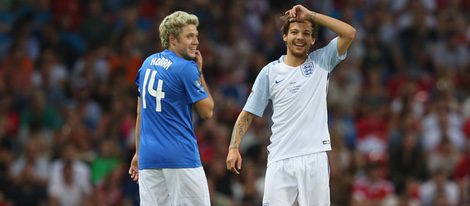 Louis Tomlinson y Niall Horan participando en el 'Soccer Aid' en Old Trafford