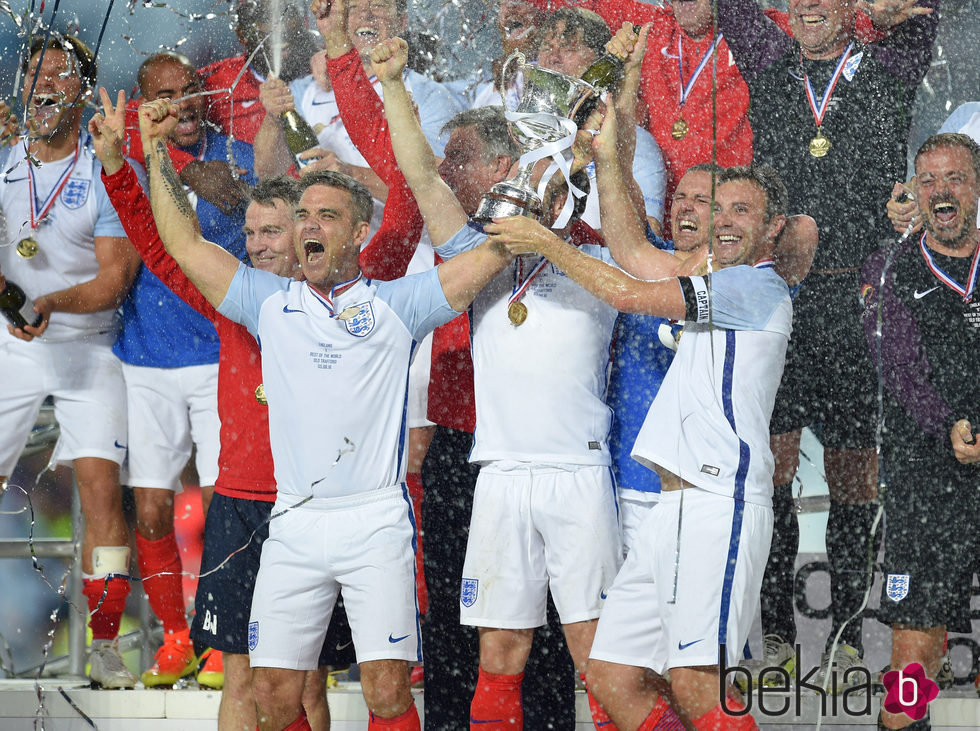 Robbie Williams y Jonathan Wilkes celebran su victoria en el 'Soccer Aid'