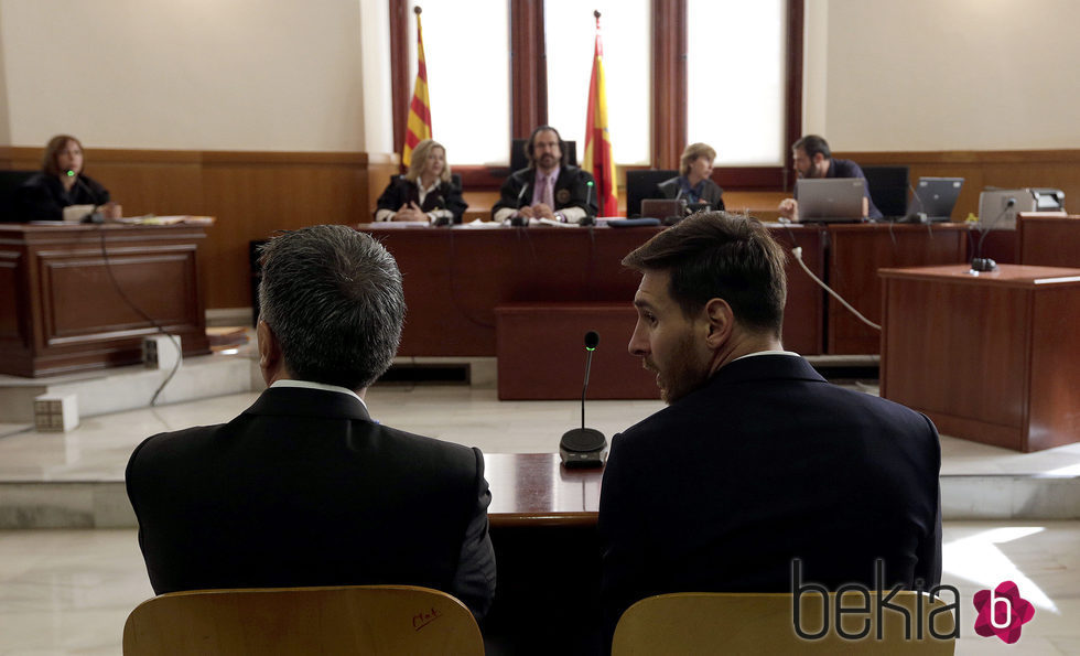 Leo Messi y su padre en su juicio por fraude fiscal en la Audiencia de Barcelona