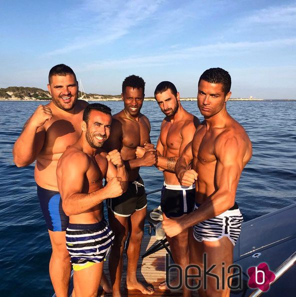 Cristiano Ronaldo se divierte con sus amigos en su yate de lujo