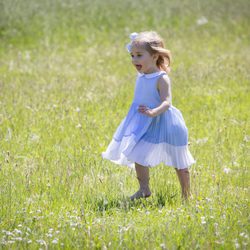 Leonor de Suecia corre muy feliz por el campo en su primer acto oficial en Gotland