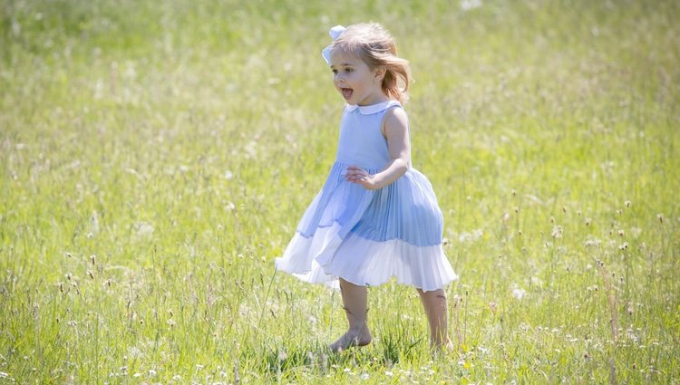 Leonor de Suecia corre muy feliz por el campo en su primer acto oficial en Gotland