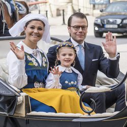 Victoria y Daniel de Suecia con la Princesa Estela en el Día Nacional de Suecia 2016