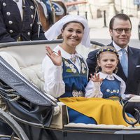 Victoria y Daniel de Suecia con la Princesa Estela en el Día Nacional de Suecia 2016