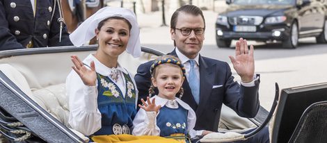 Victoria y Daniel de Suecia con la Princesa Estela en el Día Nacional de Suecia 2016