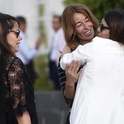 Mónica Martín Luque y Mónica Hoyos dar el pésame a Ivonne Reyes en el funeral de su hermano