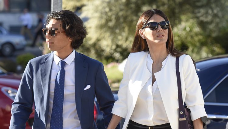 Ivonne Reyes y su hijo Alejandro en el funeral de David Fernando Reyes