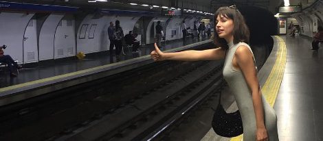 Úrsula Corberó en el Metro de Madrid