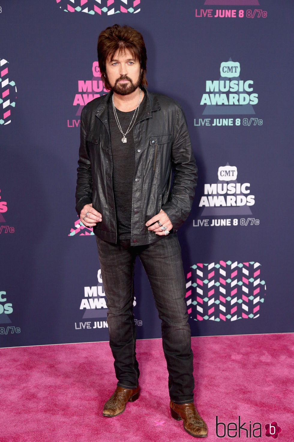 Billy Ray Cyrus posa en la alfombra roja de los CMT Music Awards 2016